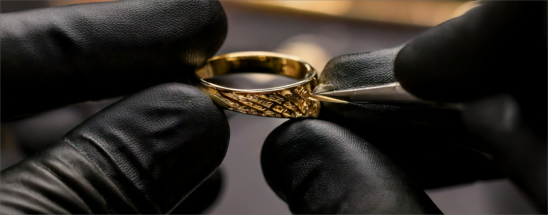 Firefly mani che lavorano un anello d'oro con guanti neri 10101 (1)